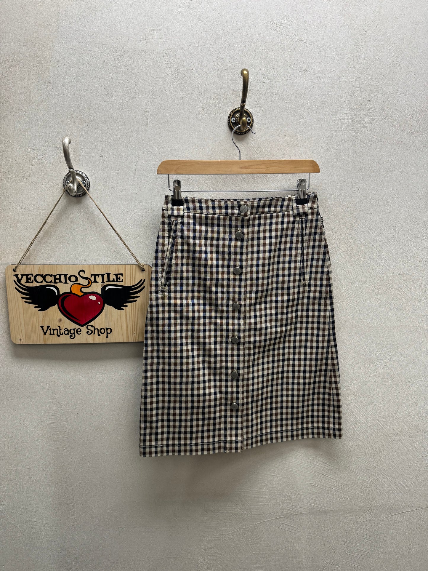 AQUASCUTUM OF LONDON