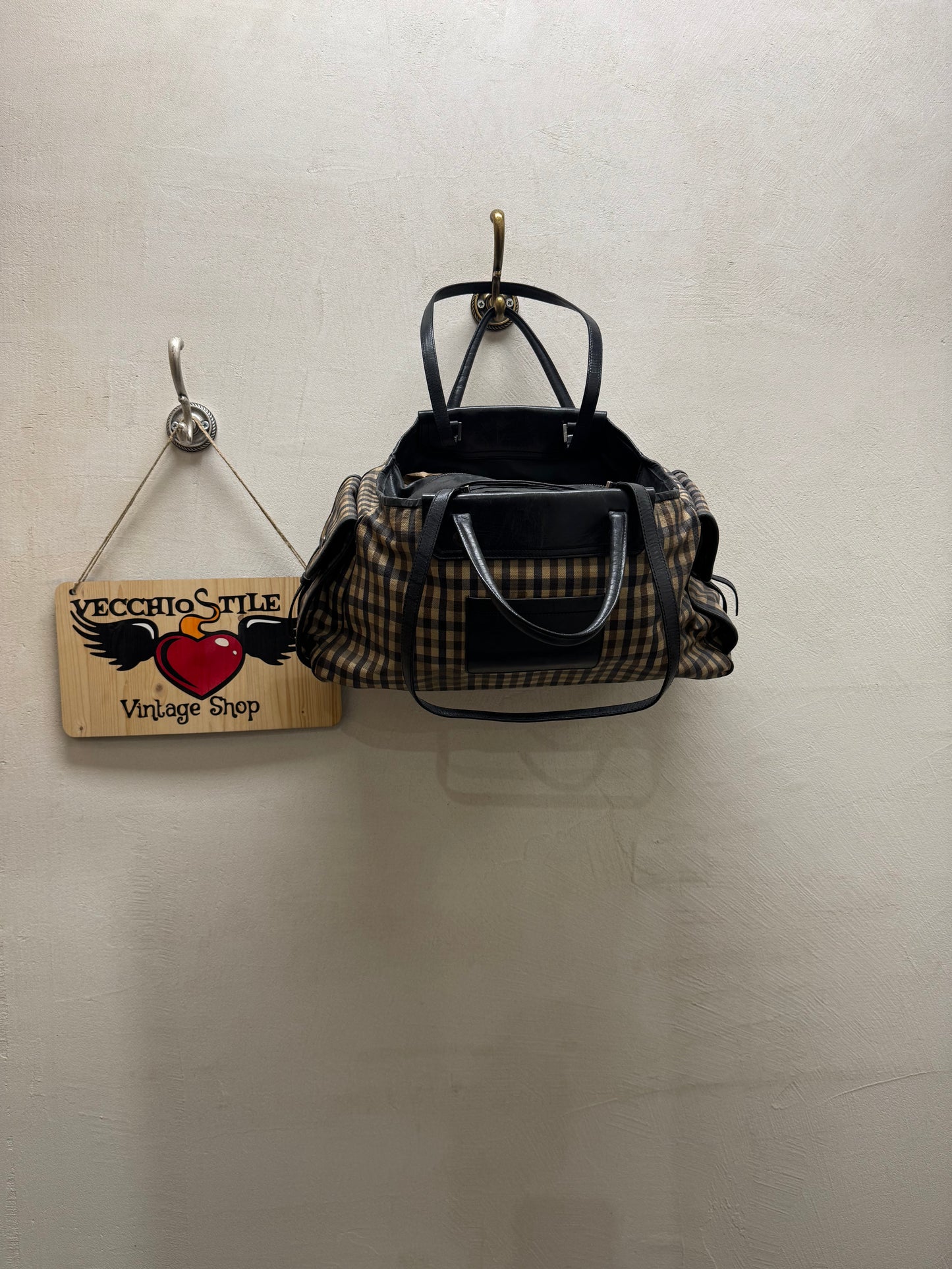 AQUASCUTUM OF LONDON