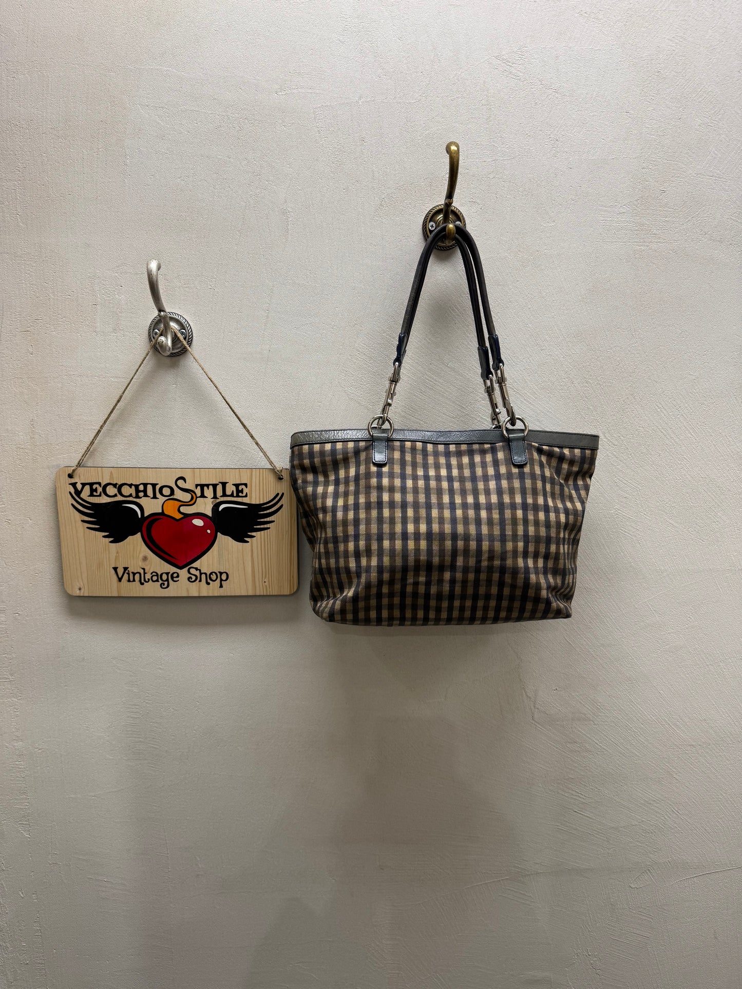 AQUASCUTUM OF LONDON