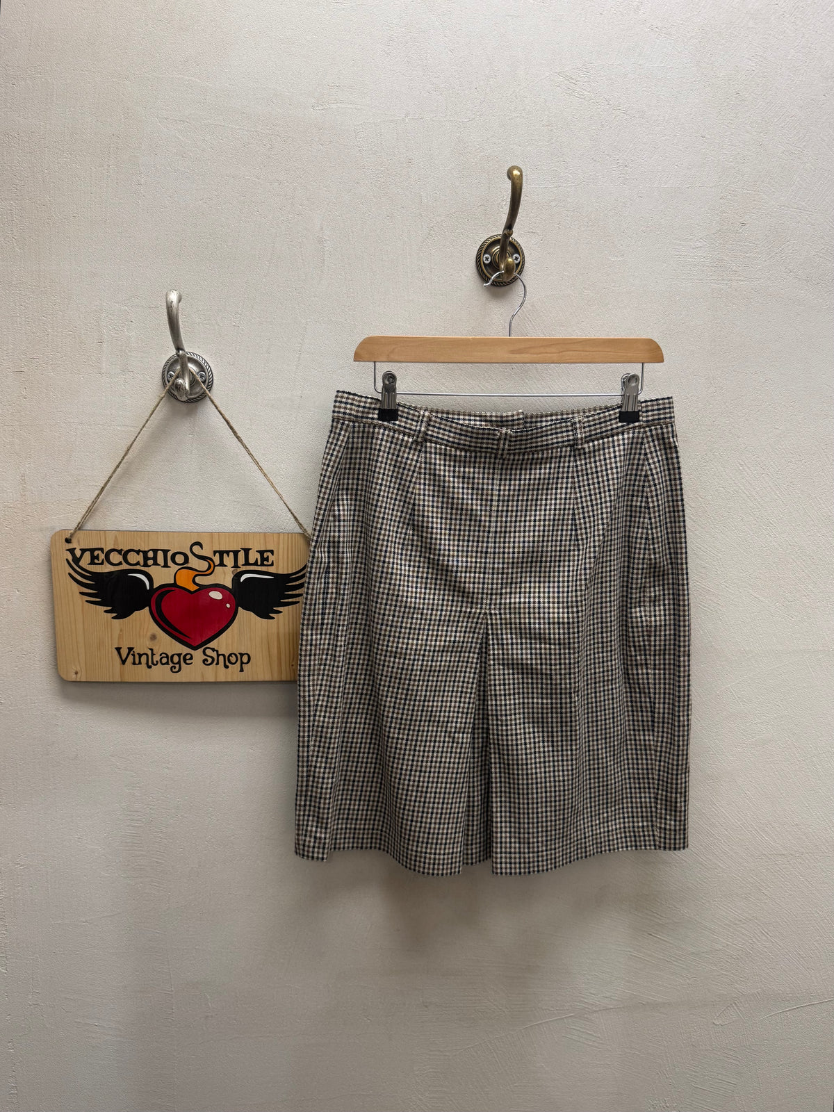 AQUASCUTUM OF LONDON