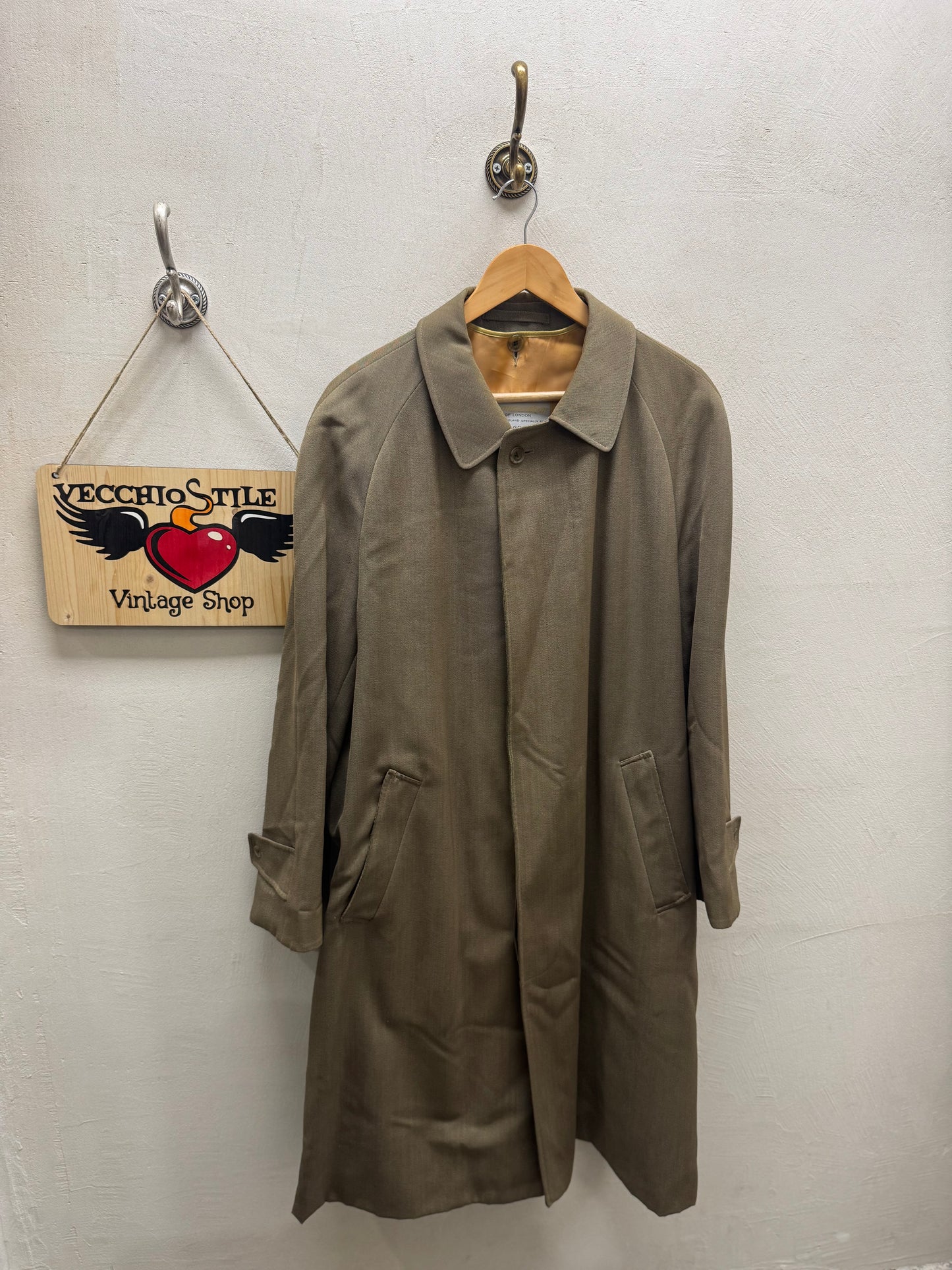 AQUASCUTUM OF LONDON
