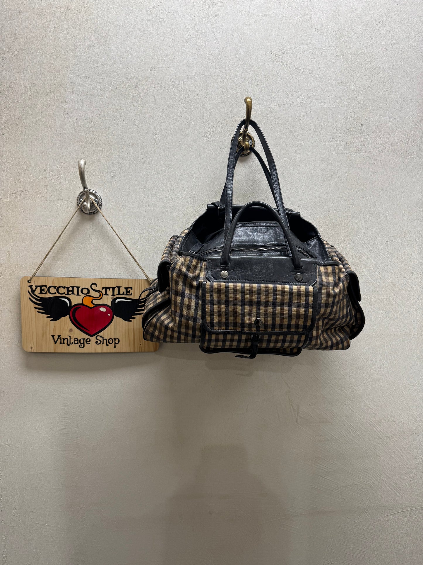 AQUASCUTUM OF LONDON