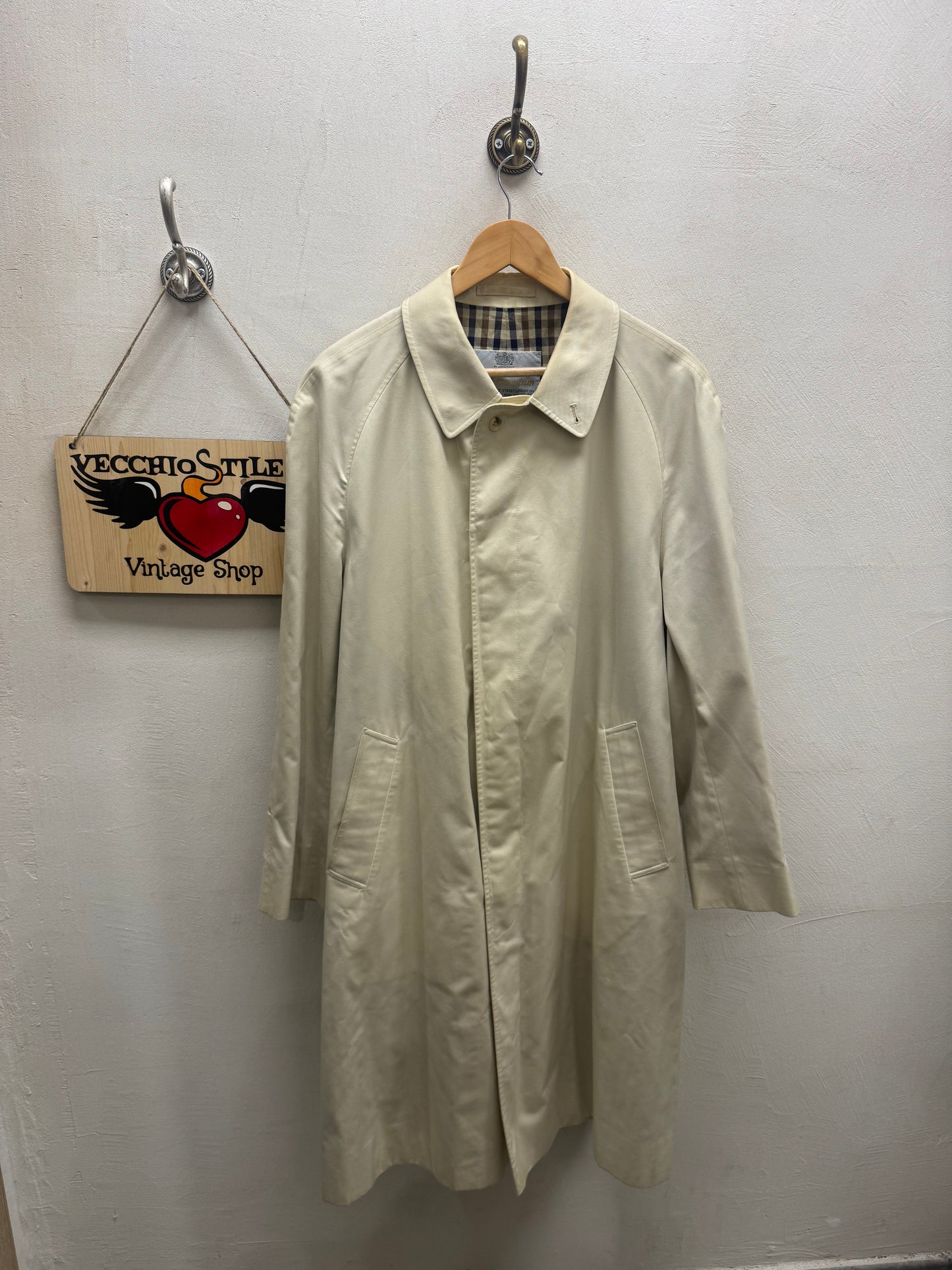 AQUASCUTUM OF LONDON