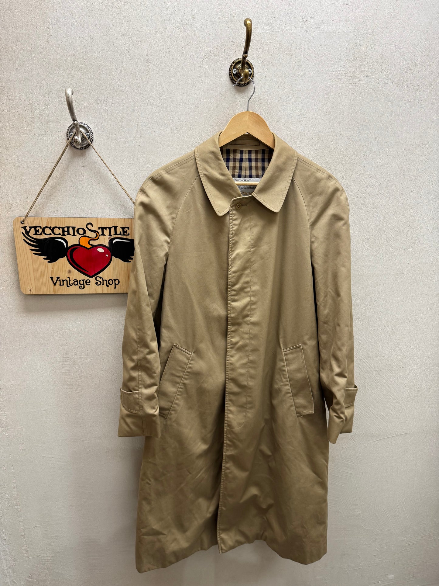 AQUASCUTUM OF LONDON