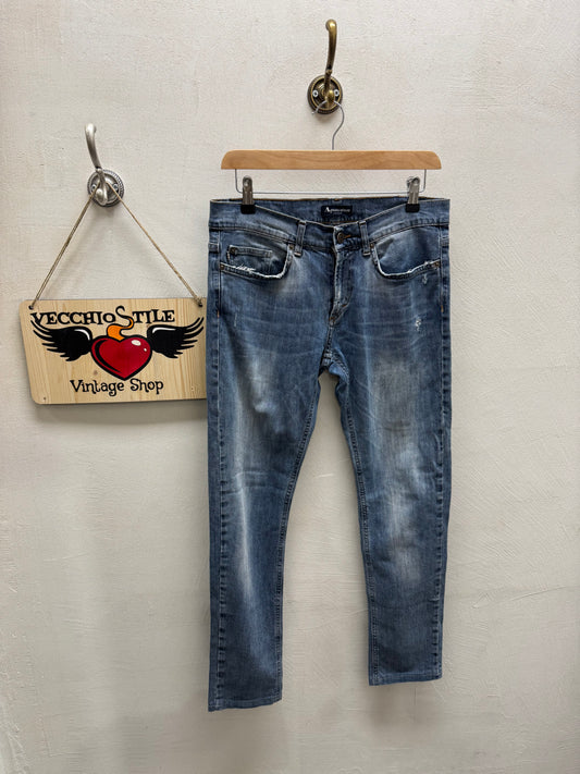 AQUASCUTUM OF LONDON