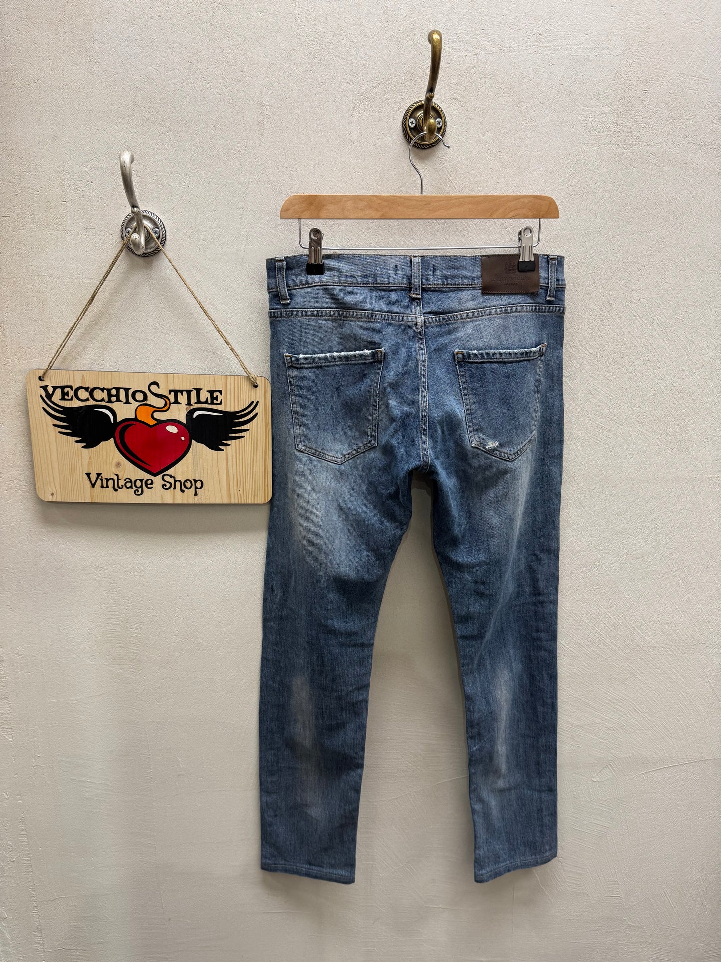 AQUASCUTUM OF LONDON