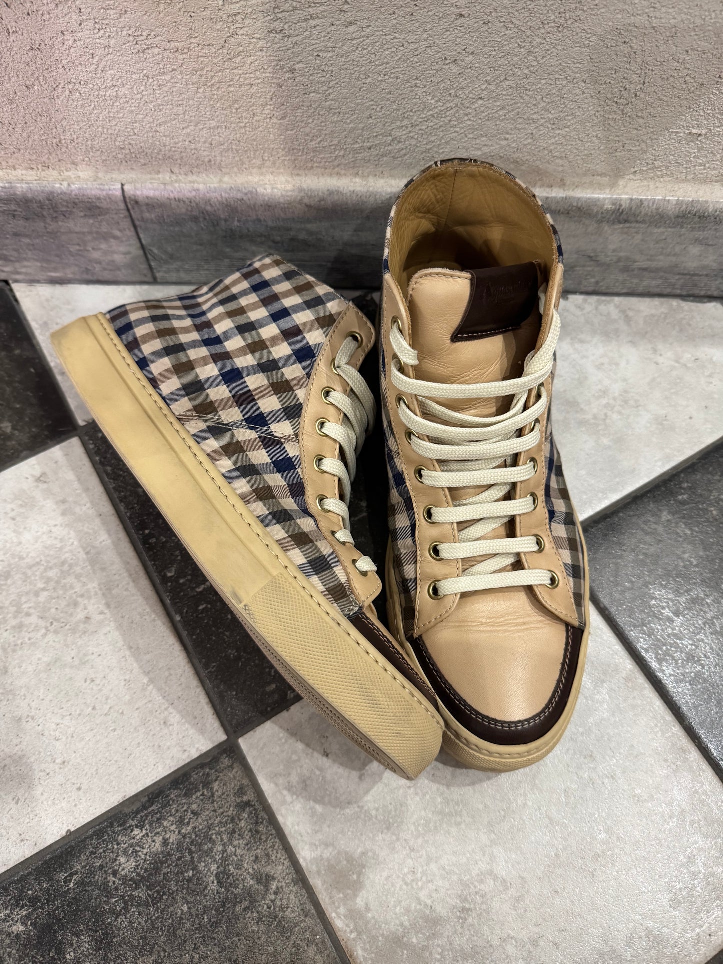 AQUASCUTUM OF LONDON