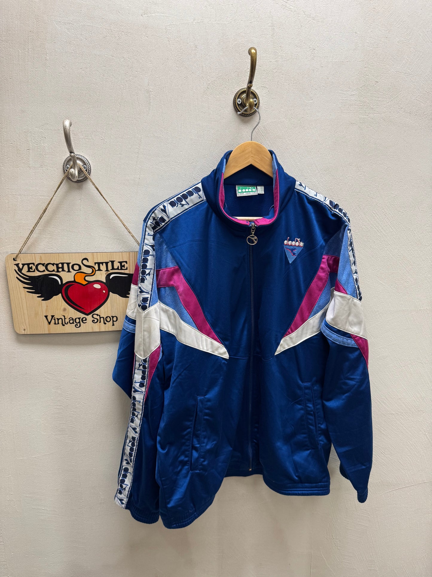 DIADORA